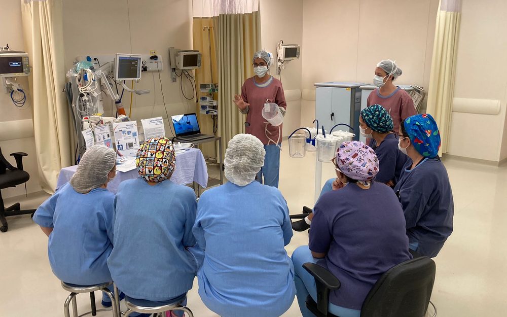 Equipe de enfermagem em treinamento conduzido pela Mack Medical dentro de um hospital, em julho de 2026
