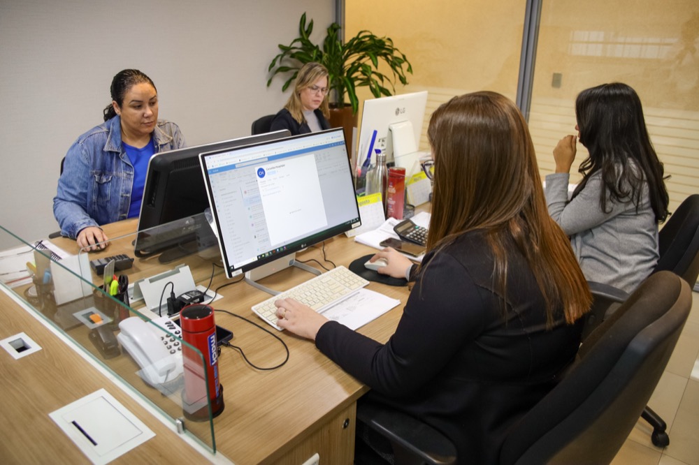 Equipe administrativa da Mack Medical trabalhando no escritório da matriz