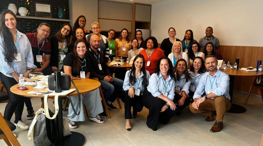 Turma do Mack Educa reunida em sala, participantes com credencial